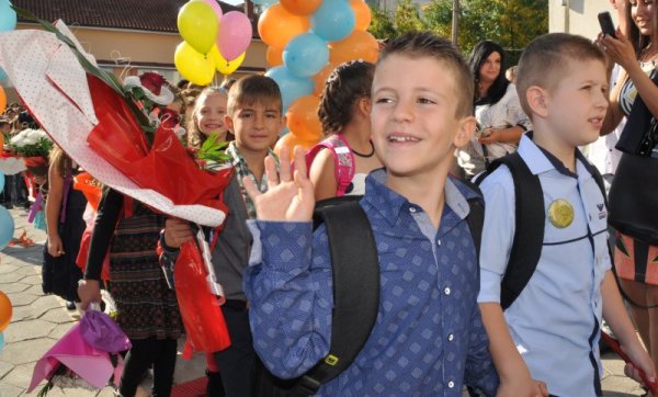 В най-старото хасковско училище &quot;Св. Климент Охридски&quot; тържествено бе открита новата учебна година. Сто първокласника прекрачиха прага на училището. Снимка: БТА