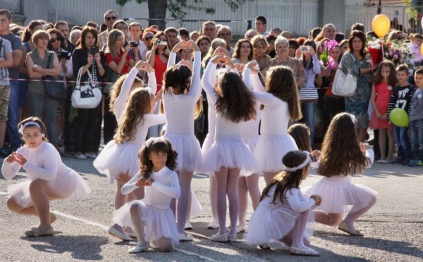 В първия учебен ден училищния праг за първи път в Ямбол ще прекрачат близо 800 първокласници. Снимка: БТА