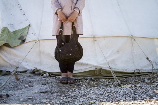 Майка - Абоеса, 20-годишна от Дамаск, Сирия

Когато в Ярмук, неофициален лагер за палестинци, южно от сирийската столица избухва бунт, Абоеса и съпругът &#1117; успяват да избягат заедно с 10-месечната им дъщеря Доуа. След като прекосяват границата с Турция, те прекарват 1 седмица в друг лагер, а след това се прехвърлят на гумена лодка, търсейки спасение по бреговете на Европа. Снимка: International Rescue Committee