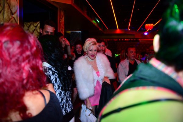 Сашка Васева с &quot;учебния тоалет&quot;. Снимки: Лилия Йотова