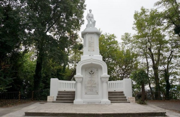 Паметникът на граничаря в Морската градина на Варна вече е ремонтиран и реставриран. През последните години той бе напълно занемарен, но като част от инициативата на Община Варна за възраждане на войнишките паметници в града, през пролетта започна ремонт му. Паметникът на граничаря е открит през 1918 година, като в продължение на повече от 25 години той е бил любимо място на жителите на града и един от най-посещавани паметници. Снимка: Булфото