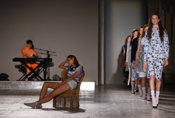 Манекенки представят тоалети по време на модно ревю, част от Седмицата на модата в Милано. Снимка: БТА