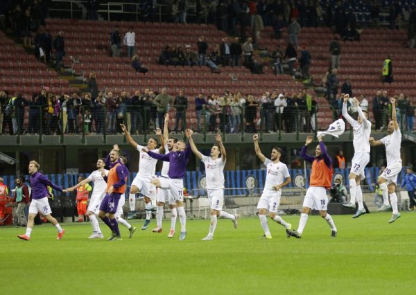 Футболистите на Фиорентина празнуват победата си над Интер с 4:1 като гост, която ги изведе на първата позиция във временното класиране в Серия А. Снимка: БТА