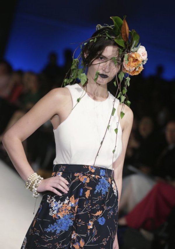 Манекенка представя интересен тоалет по време на модно ревю в канадския град Ванкувър. Снимка: БТА