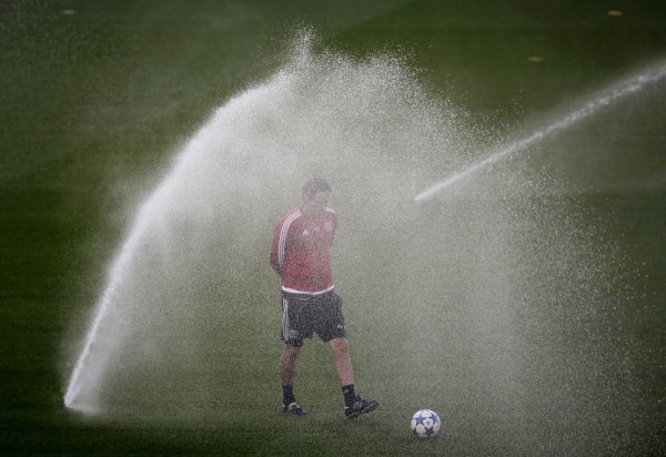 Треньорът на Байер Леверкузен Роджър Шмид се разхлажда в края на тренировката на неговия отбор преди мача с Барселона тази вечер от груповата фаза на Шампионската лига. Снимка: Reuters