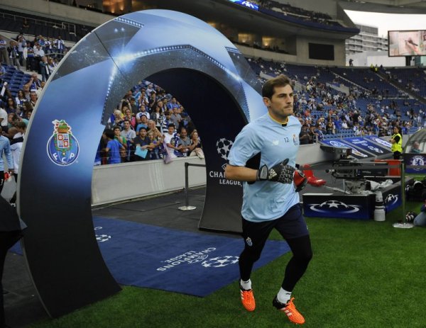 Вратарят на Порто Икер Касияс излиза на стадион &bdquo;Драгао&ldquo; в Порто за своя мач номер 152 в Шампионската лига. Така испанецът стана рекордьор по брой изиграни мачове в най-престижния европейски клубен турнир. Снимка: БТА