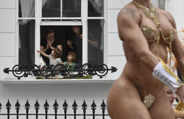 Семейство се "цъкли" срещу участник във фестивал в Лондон. Снимка: Reuters