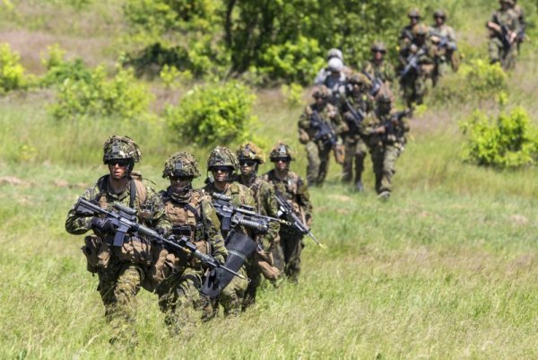 20. Канада 
Бюджет: $15,7 милиарда 
Редовна армия: 92 000
Танкове: 181 
Военновъздушни сили: 420
Подводници: 4 

Канада се озова накрая на класацията заради малкия брой активна армия, малкото военновъздушни сили, както и недостатъчните танкове, а и едва 4 подводници. Въпреки това Канада е взела участие в операциите на САЩ в Афганистан и Ирак и е член на НАТО. Също така Канада е партньор в програмата на САЩ за тестване на изтребителите Стелт, но може да откаже покупката им.
Снимка: Reuters