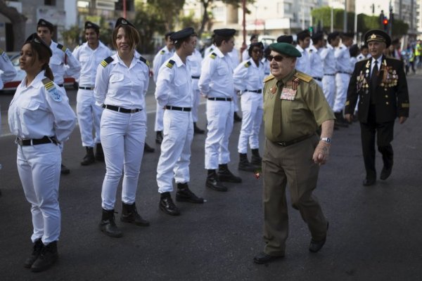 14. Израел 
Бюджет: $17 милиарда 
Редовна армия: 160 000
Танкове: 4 170
Военновъздушни сили: 684
Подводници: 5

Израел също не се отличава с многочислена армия, но за сметка на това има задължителна военна служба за гражданите на страната, включително и за жените. Обградена от агресивни съседи, страната поддържа значителен брой танкове и летателни апарати, както и ескадрила от ударни хеликоптери. Израел обаче заляга на новите технологии - армията е оборудвана с дронове, изтребители и ядрено оръжие.
Снимка: Reuters