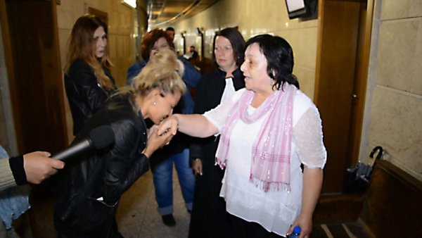 Галя Петрова целува ръка на учителката Янка Цанева. Снимка: Булфото