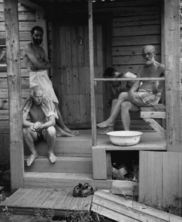 1907 г. Зигмунд Фройд и Карл Юнг отдъхват с приятели след баня. Снимка: tumblr