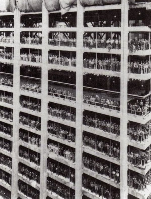 Август, 1964 г. Всичките 3000 души, които са построили Chase Manhattan Bank. Снимка: bp