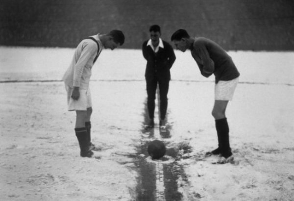 1926 г., стадион &quot;Хайбъри&quot;. Начален сигнал за срещата между Арсенал и Манчестър Юнайтед. Снимка: talksport