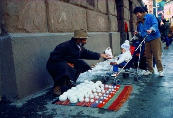 1963 го. Продавач на снежни топки. Снимка: egloos