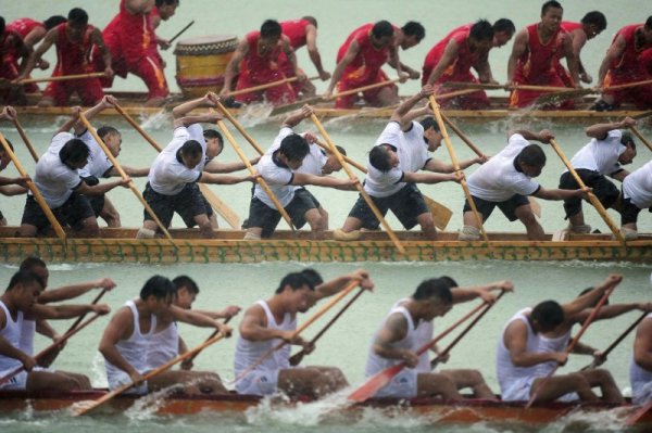 Състезание с &quot;драконовски&quot; лодки по време на китайския фестивал Dragon Boat Festival. Снимка: Reuters
