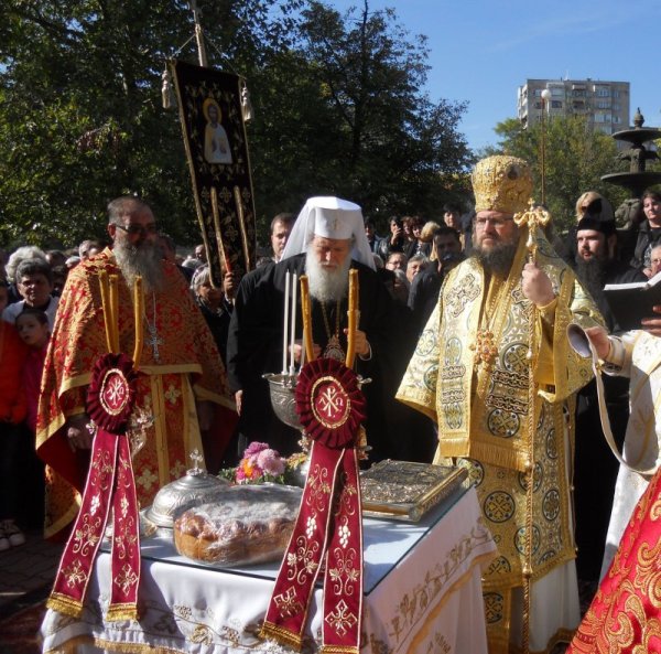 Патриарх Неофит посети град Дупница по повод празника на града - Денят на св. Иван Рилски. В празничния ден бяха отбелязани и 120 години от освещаването на катедралния храм &quot;Св. Георги Победоносец&quot;. Снимка: БТА