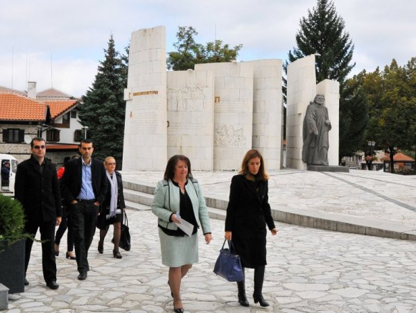 В навечерието на предстоящия зимен сезон 2015/2016 година министърът на туризма Николина Ангелкова посети Банско, където се срещна с представители на местната власт, контролните органи и туристическия бизнес. На срещата бе направен анализ на миналия зимен сезон и е обсъдено какво предстои през новия. Снимка: БТА
&nbsp;