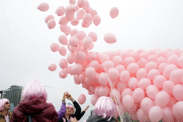 На Моста на влюбените до НДК за трета поредна година бяха пуснати 1200 розови балона. Събитието е в памет на българските жени, които всяка година умират от рак на гърдата и в знак на съпричастност с близките им. Снимка: БТА