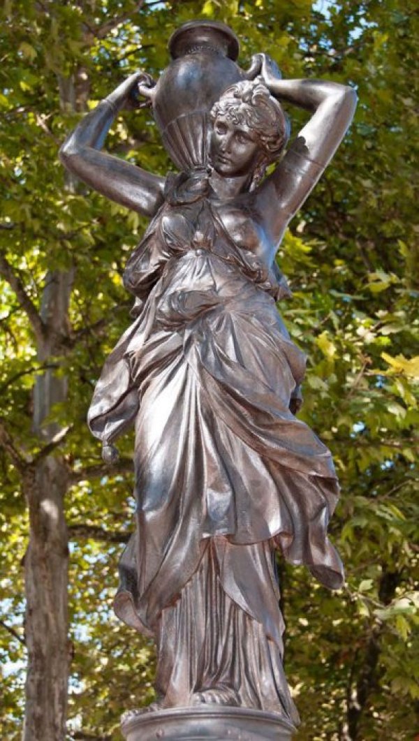 Когато в средата на септември, обновена и освежена, Момата от чешмата се завърна в Разград, реставраторите я поставиха на постамента на предишното й място в центъра на града. Преместване на фигурата на ново място, което беше заложено като част от дейностите по проекта &bdquo;Създаване на достъпна среда в централната градска част на Разград&ldquo; не беше позволено. Снимка: БТА