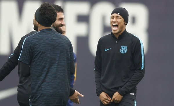 Звездата на Барселона Неймар се забавлява със своите съотборници по време на тренировка на отбора преди мача от шампионската лига срещу Бате Борисов, който ще се играе във вторник. Снимка: БТА
&nbsp;