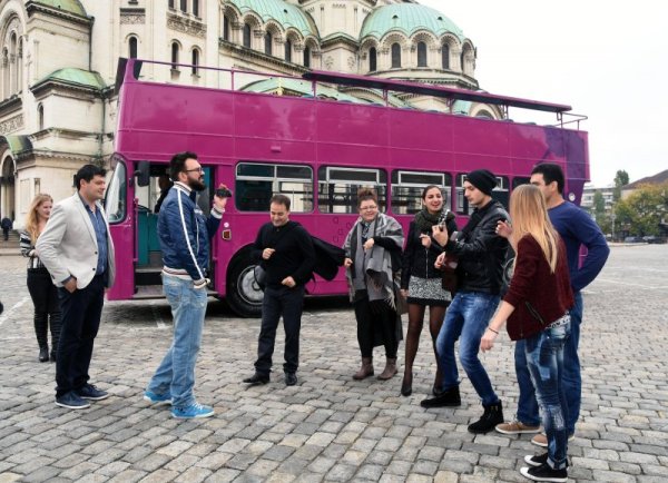 Само ден преди първия голям концерт, финалистите от &ldquo;X Factor&rdquo; се качиха на истински лондонски автобус, за да направят обиколка на София и да се срещнат със своите фенове. Всяка спирка представяше различни участници, които пяха и най-вече &ndash; искрено се забавляваха с почитателите. Снимка: Булфото