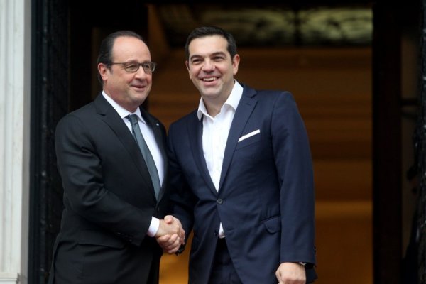 Гръцкият премиер Алексис Ципрас се здрависва с президента на Франция Франсоа Оланд преди срещата между двамата в Атина. Оланд е на двудневно посещение в южната ни съседка. Снимка: БТА