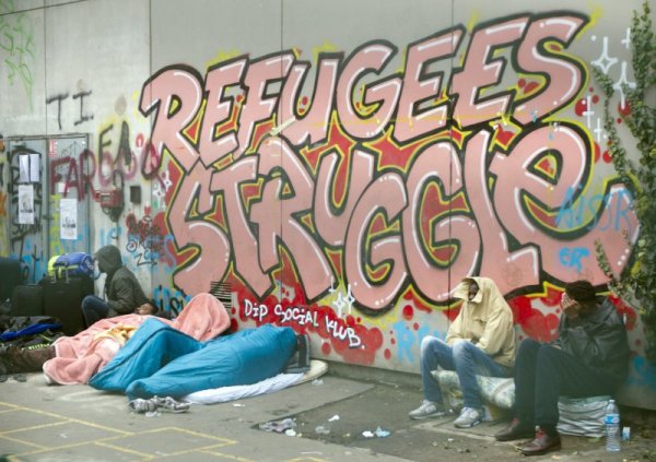 Мигранти спят до стената на училище в краен квартал на френската столица Париж. Снимка: БТА
&nbsp;