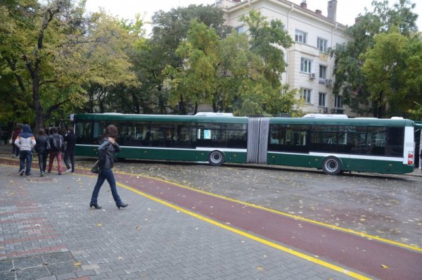 В Стара Загора пристигнаха първите два съчленени автобуса, произведени в Чехия и първите два соло автобуси  от Полша. Останалите 51 нови автобуси за обществения транспорт в града ще бъдат доставени поетапно до края на годината. Снимка: БТА