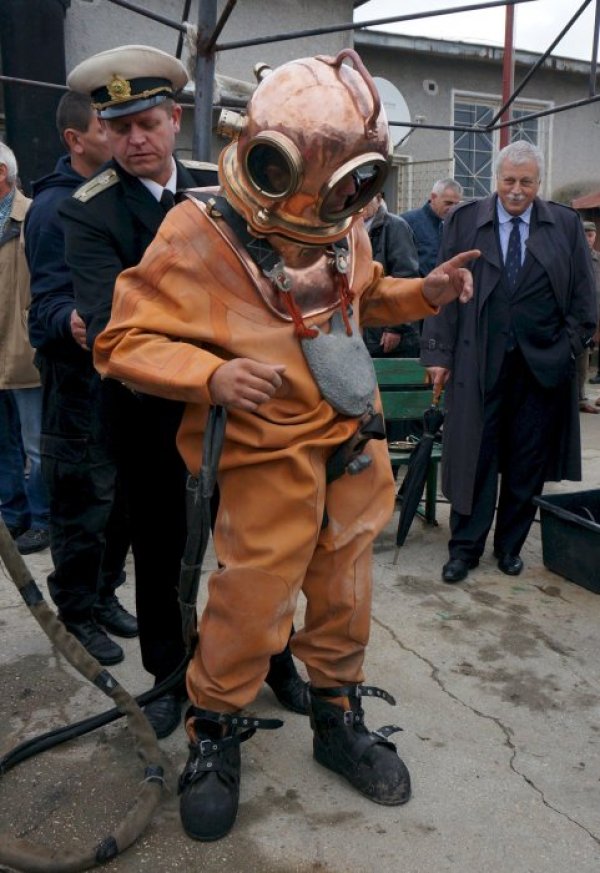 В Пункт за базиране Варна беше чествана 50-та годишнина на Школата за водолази от Дивизион кораби със спомагателно назначение. Ритуалът започна с посрещане на официалните лица и гостите на събитието и продължи с представяне на Алманах за създаването и развитието на формированието. Снимка: БТА