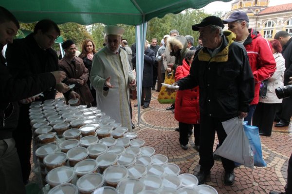 Главното мюфтийство организира отбелязването на деня &quot;Ашуре&quot; на площад &quot;Бански&quot; в столицата. Поканени бяха представителите на традиционните религиозни общности в страната. След официалната част гостите имаха възможността да се почерпят с традиционния за празника десерт ашуре. Снимка: БТА