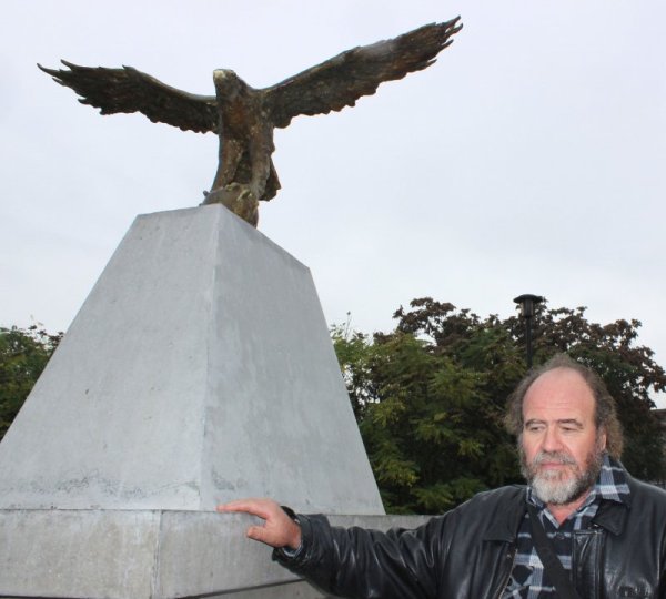 Бронзови скулптури на орли бяха монтирани и  ще красят мост в центъра на Разград. Автор на скулптурите е проф. Симеон Лютаков (на снимката). Орлите са два броя и размахът на крилете им достига 1.80 метра. Снимка: БТА