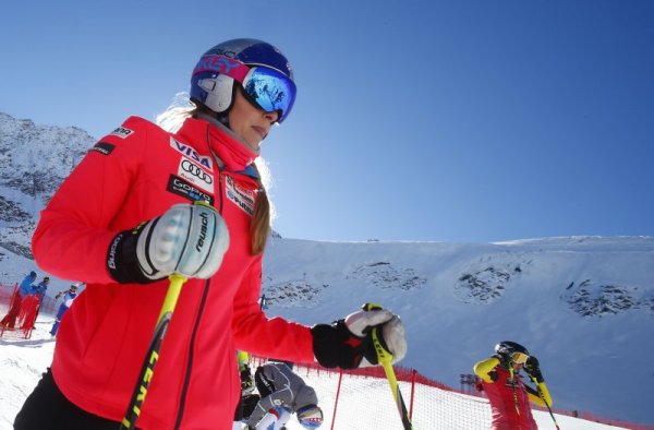 Звездата на световните ски Линдзи Вон инспектира трасето в Зьолден преди съботния старт на Световната купа по ски, който ще се проведе в австрийския зимен курорт. Снимка: БТА