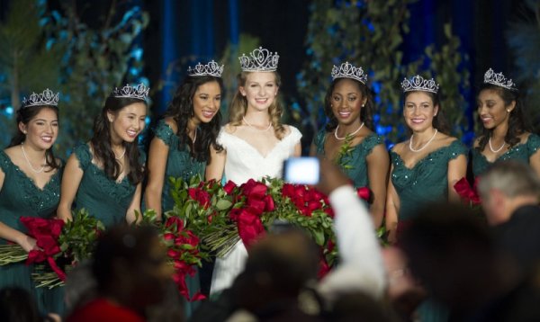 17-годишната ученичка Ерика Уинтер бе избрана за Принцеса на розите по време на конкурс в Пасадена, САЩ. До нея са нейните подгласнички. Снимка: БТА