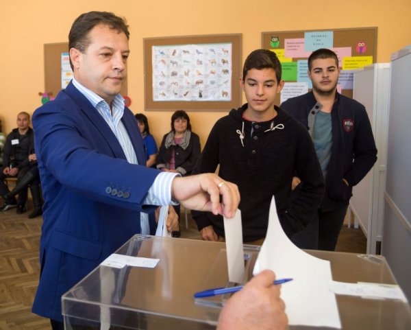 Кандидатът на ГЕРБ за кмет на община Велико Търново Даниел Панов, заедно със синовете си упражни правото си на глас в СОУ "Вела Благоева". Снимка: БТА