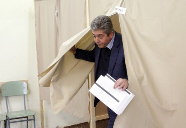 &nbsp;Председателят на партията "АБВ" и президент на България (2002- 2012) Георги Първанов гласува за местните избори и за националния референдум. Снимка: БТА