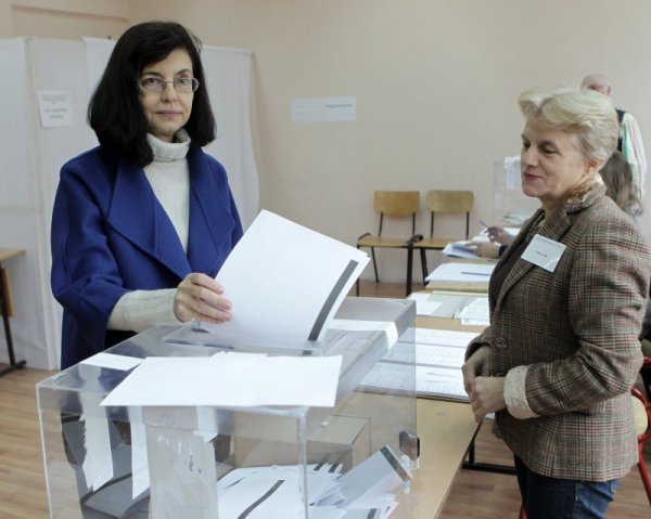 Меглена Кунева - председател на "Движение България на гражданите", част от Реформаторския блок, гласува за за местните избори и за националния референдум в столичната Национална природо-математическа гимназия "Акад. Любомир Чакалов". Снимка: БТА