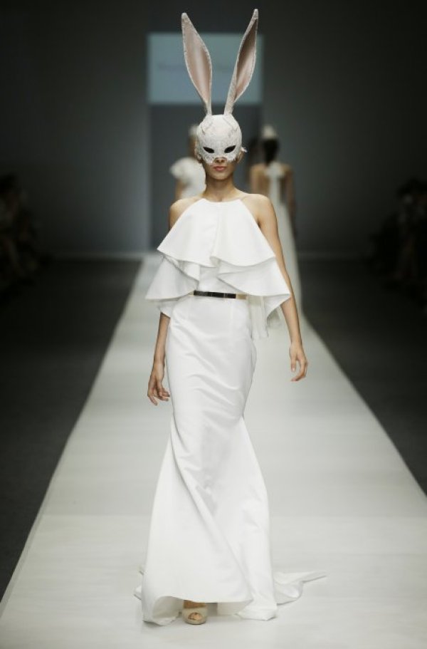 Модел представя странен тоалет на индонезийски дизайнер по време на модно ревю в Джакарта. Снимка: БТА