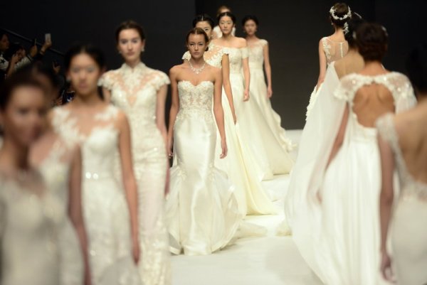 По време на Седмицата на модата в Пекин пък бяха представени красиви булченски рокли. Снимка: БТА