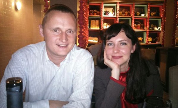 Елена Родина и Александър Кротов, Санкт Петербург

Елена и Александър са се оженили точно преди година. Заминали да отпразнуват годишнината на море &ndash; надявали се към сватбената си фотосесия от Доминикана да добавят още снимки от топлия Египет. Но успели да публикуват само няколко &ndash; море, плаж, хотел ... На 1 ноември Елена щеше да навърши 35 години.
Снимка: Комсомолская правда
&nbsp;