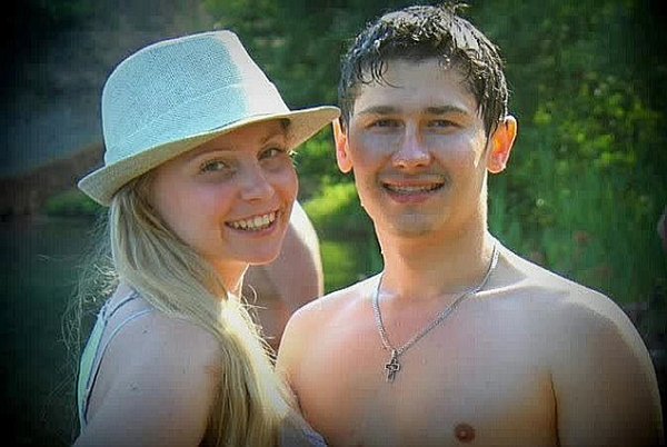Светлана и Алексей Клочкови, Тамбов

Двамата се са оженили преди четири години, но са изглеждали като младоженци. За Светлана и Алексей фаталното пътуване в чужбина е било първото в живота им. Преди страшната катастрофа те са прекарали седем щастливи дена на море.
Снимка: Комсомолская правда
&nbsp;