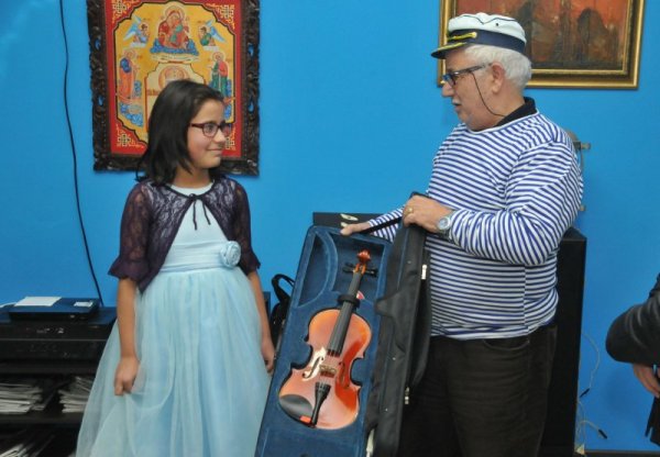 Моряците ветерани и Детска школа &quot;Батик&quot; при читалище &quot;Асен Златаров&quot; в Бургас,  организираха събитие под надслов &quot;Открий&quot;. То е посветено специално на Детската Евровизия, която тази година се провежда в България. Картините от изпълнени с техниката батик бяха подредени в клуба на моряците ветерани, а старите морски вълци бяха събрали средства, с които са помогнали за купуването на цигулка. Инструментът е за талантливо бургаско момиче Розалина, което е нямало възможност да се сдобие с него. Снимка: Булфото