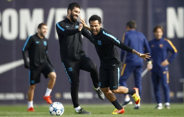 Футболистите на Барселона Дани Алвеш и Арда Туран тренират с настроение преди утрешния мач срещу БАТЭ Борисов от груповата фаза на Шампионската лига. Снимка: БТА