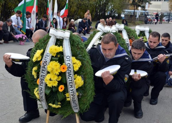 С военни почести и полагане на венци и цветя беше отбелязана 571-та годишнина от битката на полско-унгарският крал Владислав с османските нашественици край Варна. Кралят загива в тази битка и посмъртно получава прозвището Варненчик. Снимка: БТА