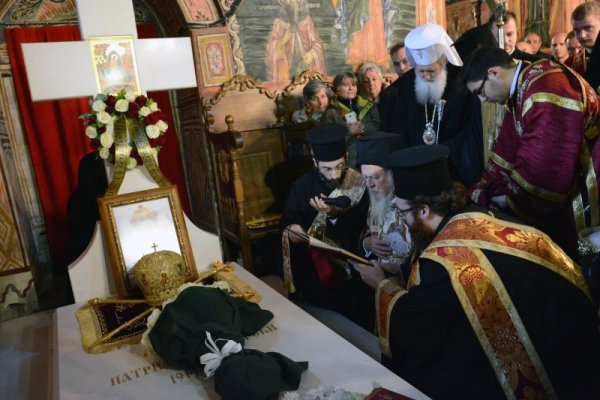 Вселенският патриарх Вартоломей бе посрещнат в Троянския манастир със Светото Евангелие, листа от рози, хляб и сол. Приветстваха го игуменът на светата обител Велички епископ Сионий и преизбраният кмет на община Троян Донка Михайлова. Патриарх Вартоломей бе придружаван от българския патриарх Неофит и други духовници, като се поклони на гроба на патриарх Максим, намиращ се в църквата &quot;Успение Богородично&rdquo;. Снимка: БТА