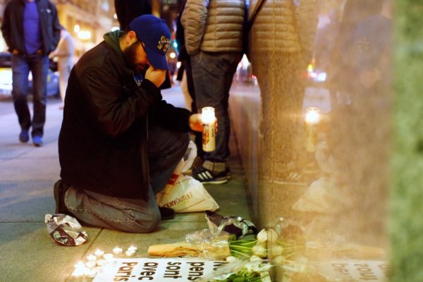 Хората оставят свещи, цветя, послания  Снимка: Reuters
&nbsp;