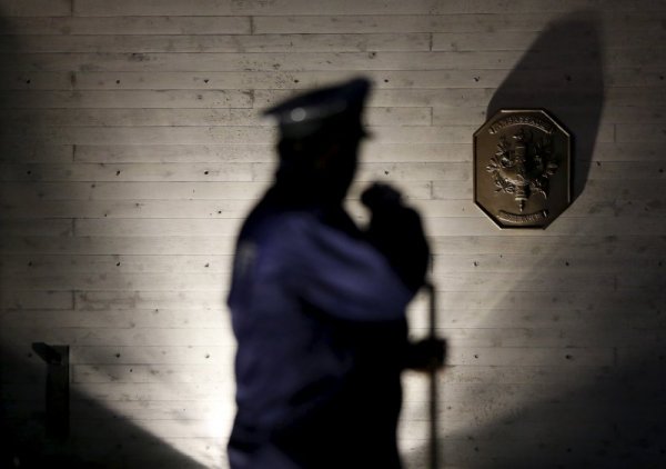 Полицай стои на пост пред френския герб в консулството на страната в Токио  Снимка: Reuters
&nbsp;