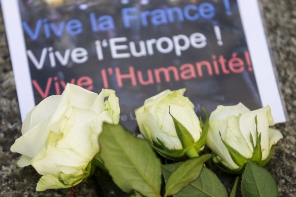 Цветя, оставени пред посолството на Франция в Берлин  Снимка: Reuters
&nbsp;