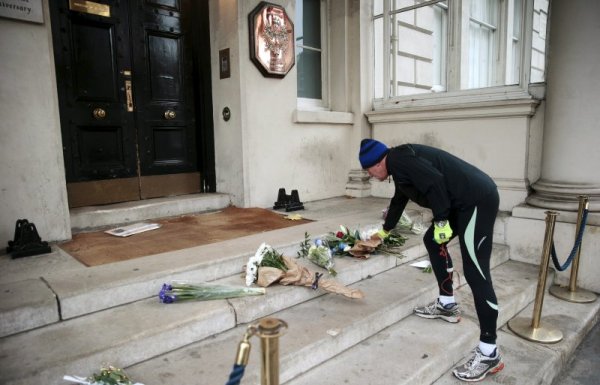 В Лондон също хората оставят цветя пред посолството на Франция  Снимка: Reuters
&nbsp;