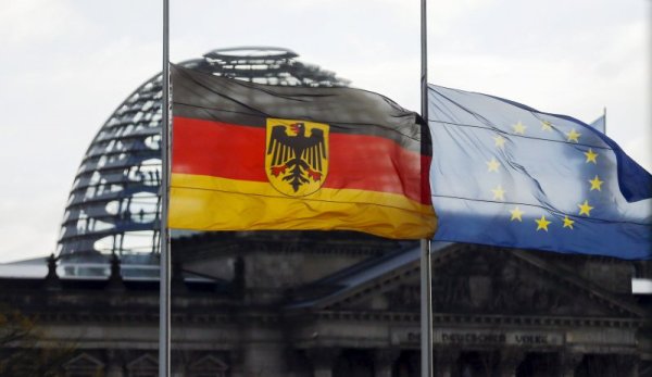 Знамената на Германия и Франция са спуснати наполовина пред сградата на Райхстага в Берлин Снимка: Reuters
&nbsp;