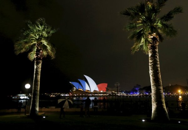 Операта в Сидни също е осветена  Снимка: Reuters